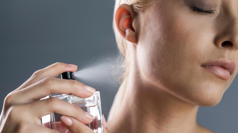 رش العطر على الرقبة يوميا.. لماذا يدعو خبراء إلى الحذر؟