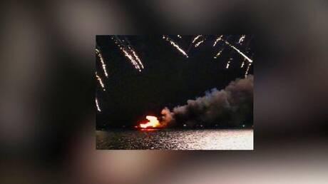احتراق بارجة ألعاب نارية في بحيرة جنيف خلال احتفالات اليوم الوطني السويسري
