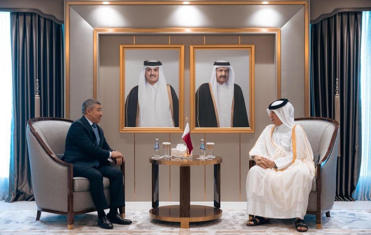 وزير الدولة للشؤون الخارجية يتسلم نسخة من أوراق اعتماد سفير كازاخستان