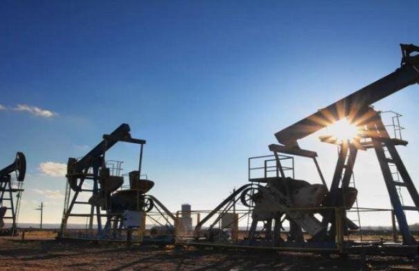 سعر برميل النفط يتجاوز مجددا عتبة 95 دولارا