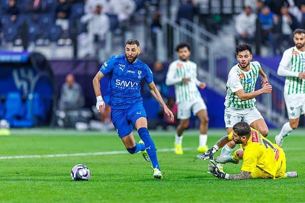 بنزيما يقترب من الرحيل عن الهلال.. وأوسيمين أبرز المرشحين لخلافته