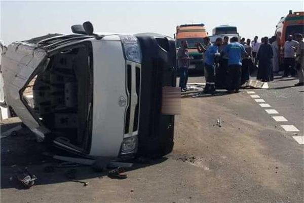 إصابة 11 عاملا إثر انقلاب ميكروباص أعلى الطريق الإقليمي بالشرقية