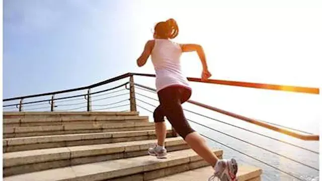 9 عادات بسيطة قد تطيل العمر وتحسن الصحة.. منها استخدام السلالم