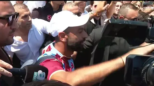 حشد إعلامي تاريخي.. صلاح يصل تركيا لاستكمال إجراءات انتقاله إلى طرابزون (صور)