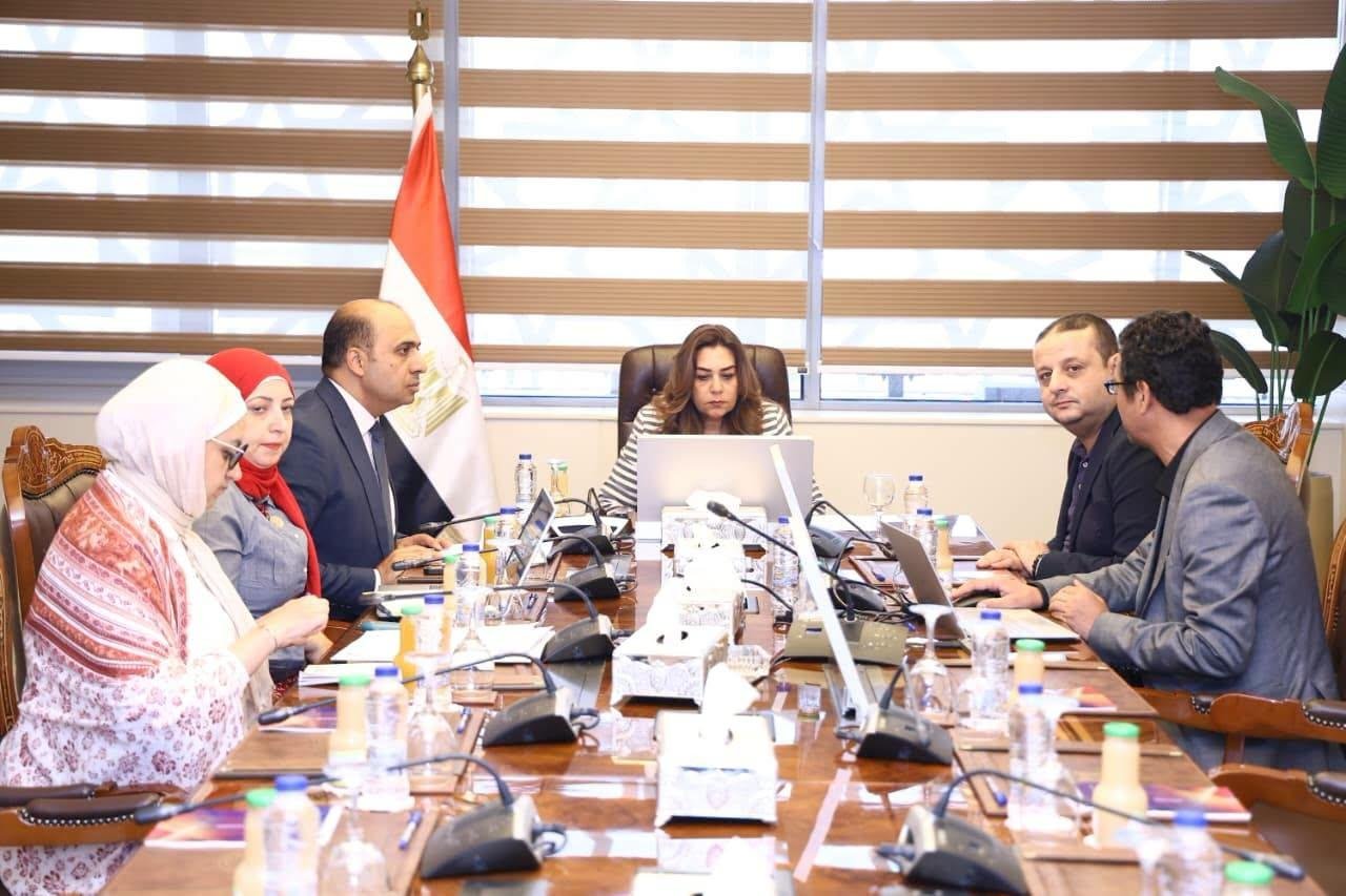منال عوض تستعرض مستجدات المنظومة الإلكترونية لتراخيص المخلفات وسبل تطبيق نظام EPR