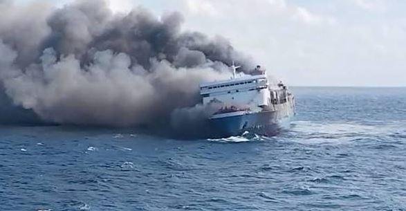 إندونيسيا: إرسال 9 سفن لإنقاذ 250 شخصا بعد حريق عبارة قبالة جاوة الشرقية