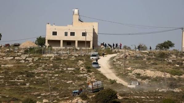 فلسطيني من قصرة: مستوطنون خنقوني وحاصروا زوجتي وأطفالي