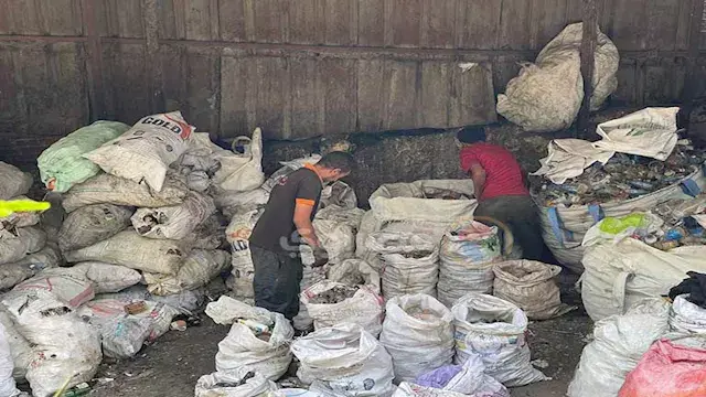أرقام صادمة.. بكام وصل طن البلاستيك والكانز في سوق إعادة التدوير؟