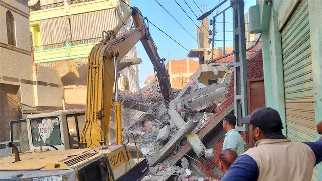 ‬سقط جزء منه على المسجد.. بدء رفع أنقاض عقار قرية جفصا في الدقهلية (فيديو وصور)