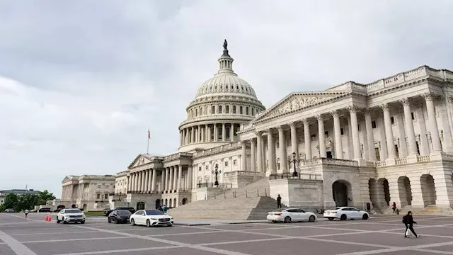 ديمقراطيون بالكونجرس يطالبون إدارة ترامب بتوضيحات بشأن أوضاع حاملة "أبراهام لينكولن"