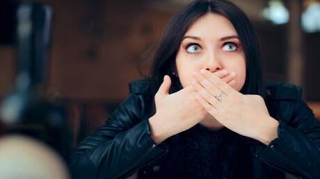 ليست مجرد إزعاج عابر.. أسباب الحازوقة وطرق منزلية للتخلص منها