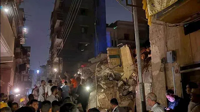 الدفع ب10 سيارات إسعاف لمتابعة حادث المنزل المنهار بزفتي تزامنا مع رفع الأنقاض والبحث عن ضحايا