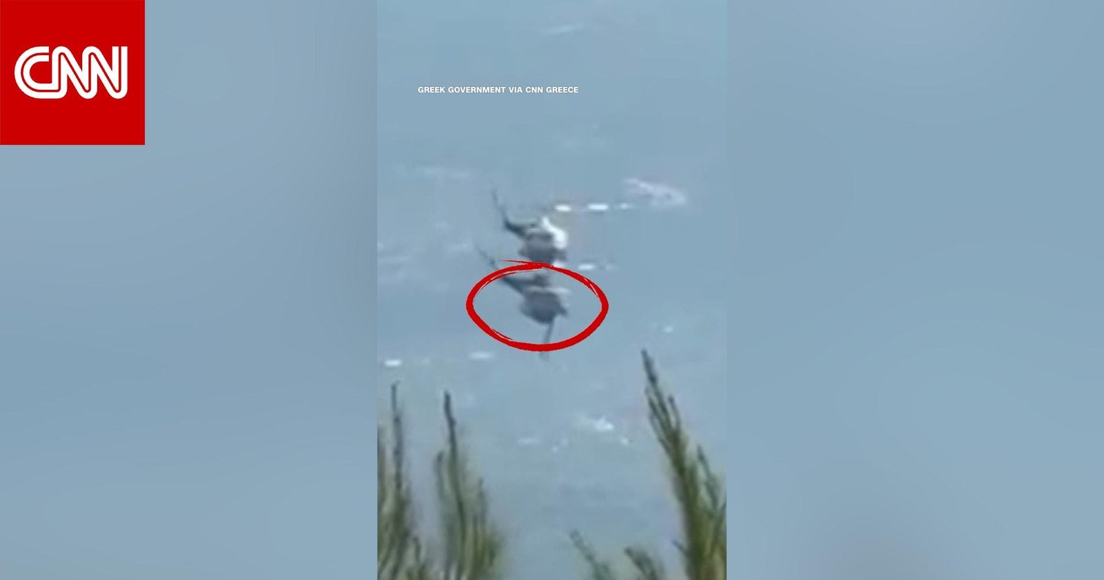 شاهد لحظة اصطدام مروحيتي إطفاء حرائق في اليونان