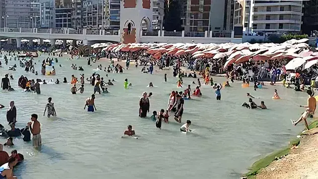 الحرارة تتجاوز الـ 32.. حر أغسطس يدفع الآلاف لشواطئ الإسكندرية - صور