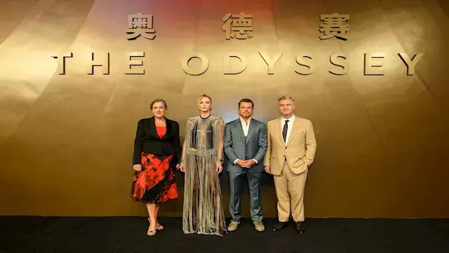 صور..فريق عمل "The Odyssey" يحتفل بعرض خاص للفيلم مع الجمهور في الصين