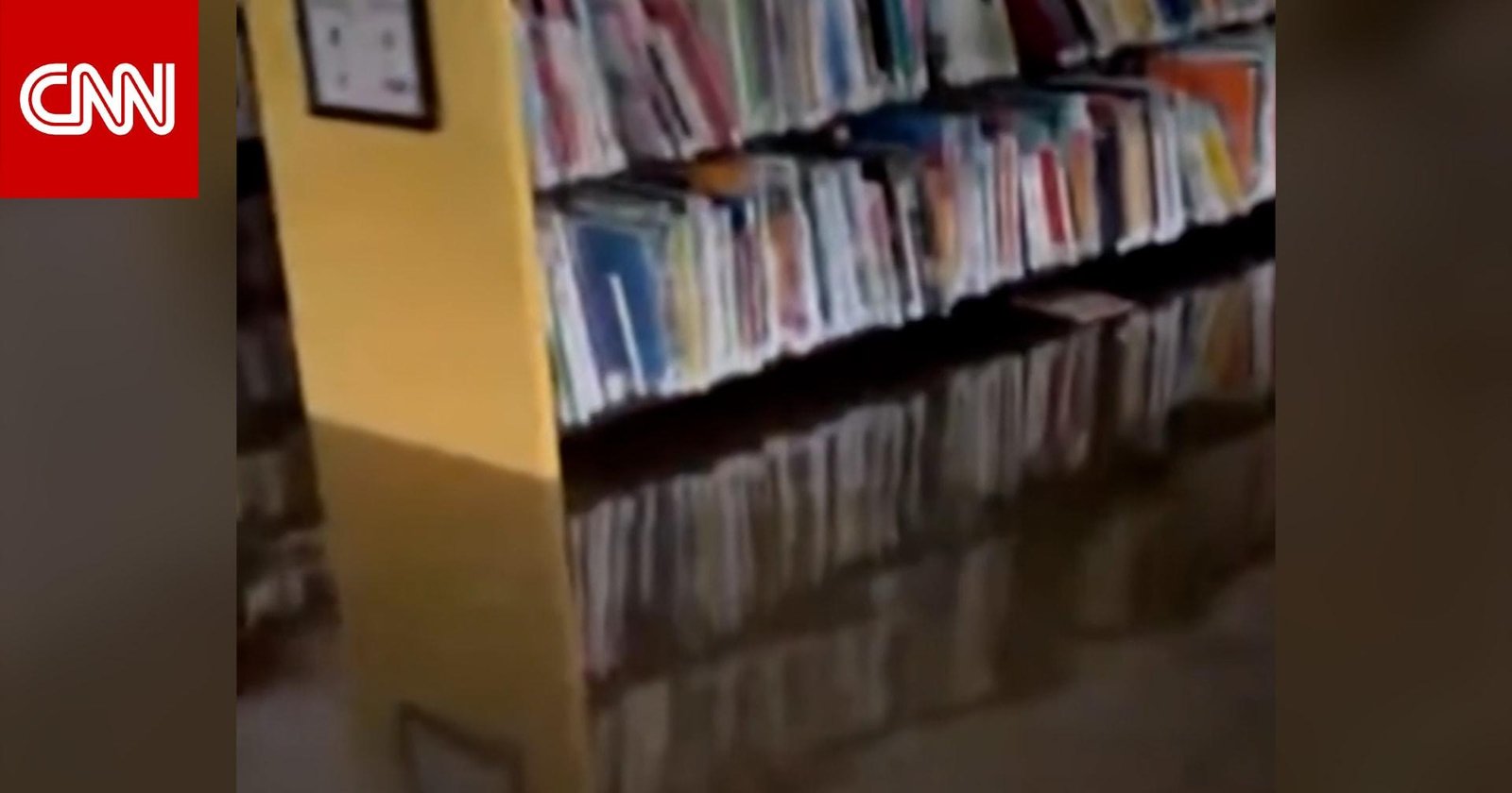 أضرار جسيمة جراء الفيضانات.. كاميرا توثق لقطات لما حدث لمكتبة عامة في أمريكا
