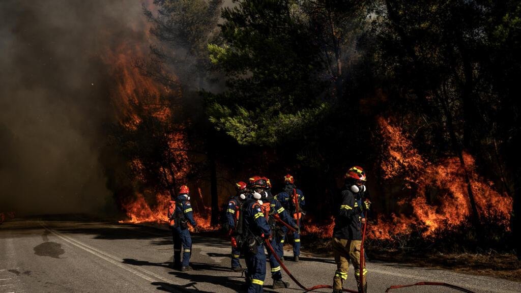اليونان: حبس رئيس بلدية وشخصين بتهمة التسبب بحريق غابات