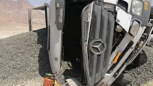 محملة بمواد محجرية.. إصابة شخصين في حادث انقلاب سيارة نقل بطريق السخنة