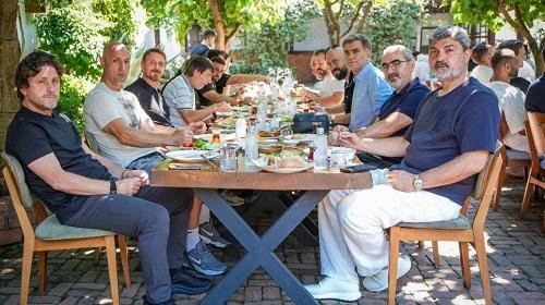 بحضور صلاح.. طرابزون يجتمع على مائدة الإفطار استعدادًا للموسم الجديد