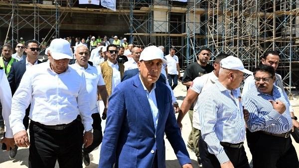رئيس الوزراء يتفقد سير العمل في أحد مطاحن الدقيق بمطروح