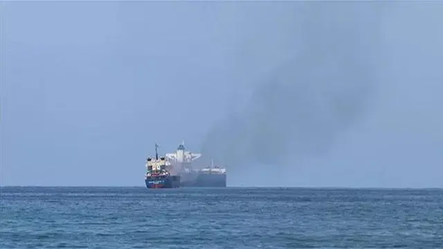 بلاغ عن إصابة سفينة تجارية بمقذوف في مضيق هرمز