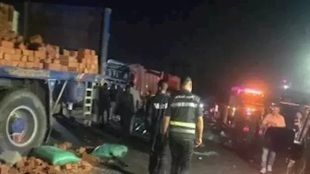 حادث يتبعه حادث.. النيابة تحقق في مصرع شخصين وإصابة آخرين بالطريق الأوسطي