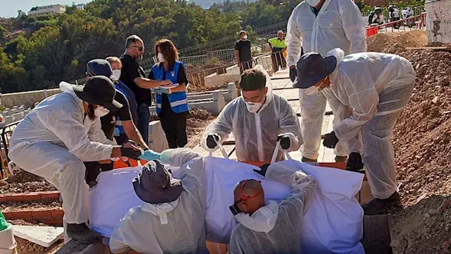 بالصور.. دفن 18 مهاجرًا لقوا حتفهم خلال محاولة الهجرة من المغرب إلى سبتة