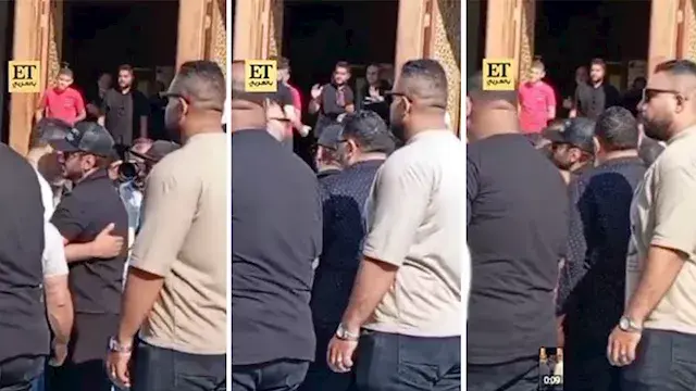 بالفيديو والصور- أول ظهور للفنان تامر حسني في جنازة والده