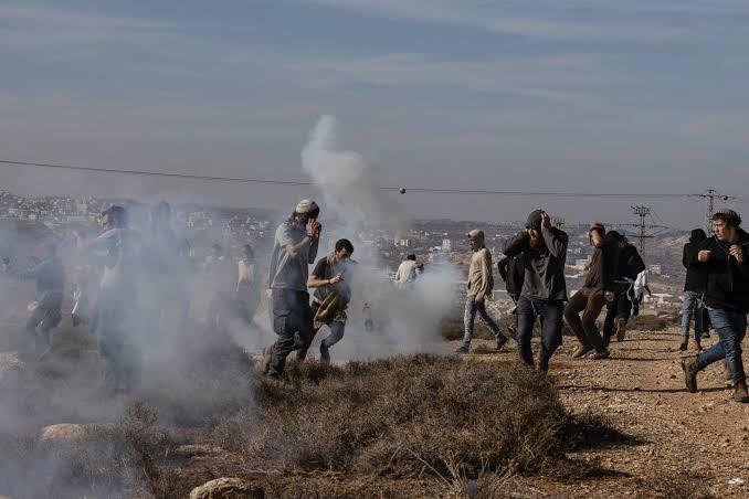 مستوطنون إسرائيليون يقطعون كهرباء بلدة بالضفة والجيش يعتقل 5 فلسطينيين
