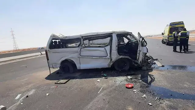 "الكاوتش انفجر".. إصابة 17 شخصًا في انقلاب ميكروباص بالمنيا