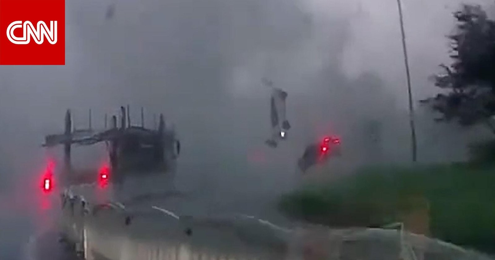 شاهد.. إعصار يقذف سيارتين في الهواء على طريق سريع بالصين