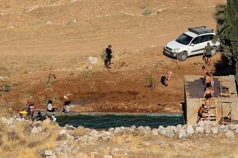 محاولات تهجير مستمرة.. مستوطنون يحولون مسار مياه فلسطينية لملء بركة في الضفة الغربية