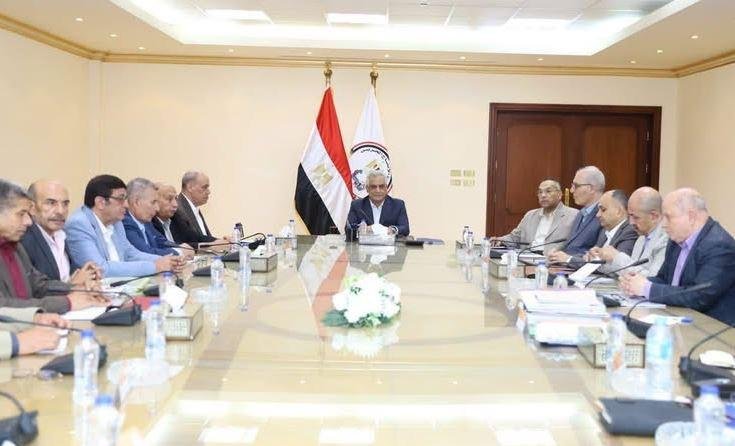 وزير الإنتاج الحربي يبحث مستجدات الإنتاج وخطط تطوير الشركات التابعة