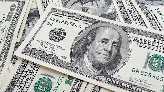 لماذا انخفض سعر الدولار دون 50 جنيها؟ خبير يوضح الأسباب