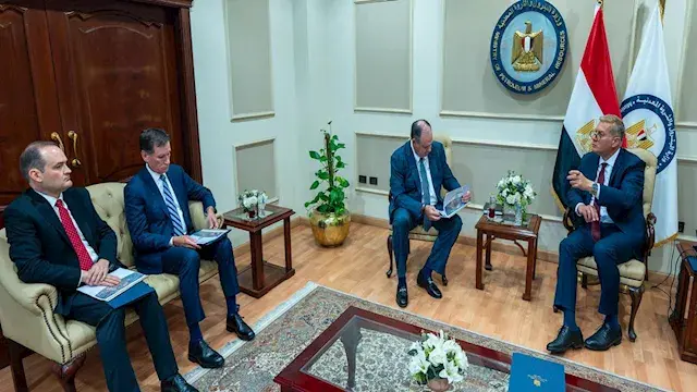 وزير البترول يبحث مع "أباتشي" خطط التوسع في الاستكشاف وزيادة الإنتاج بالصحراء الغربية