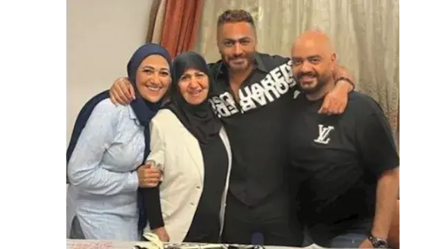بعد وفاة والده..20 صورة لتامر حسني مع والدته وعائلته