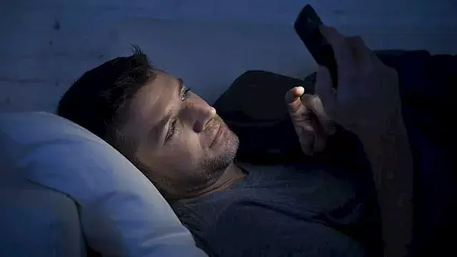 قلة النوم لا ترهقك فقط.. هكذا تؤثر على دماغك ليلًا ونهارًا