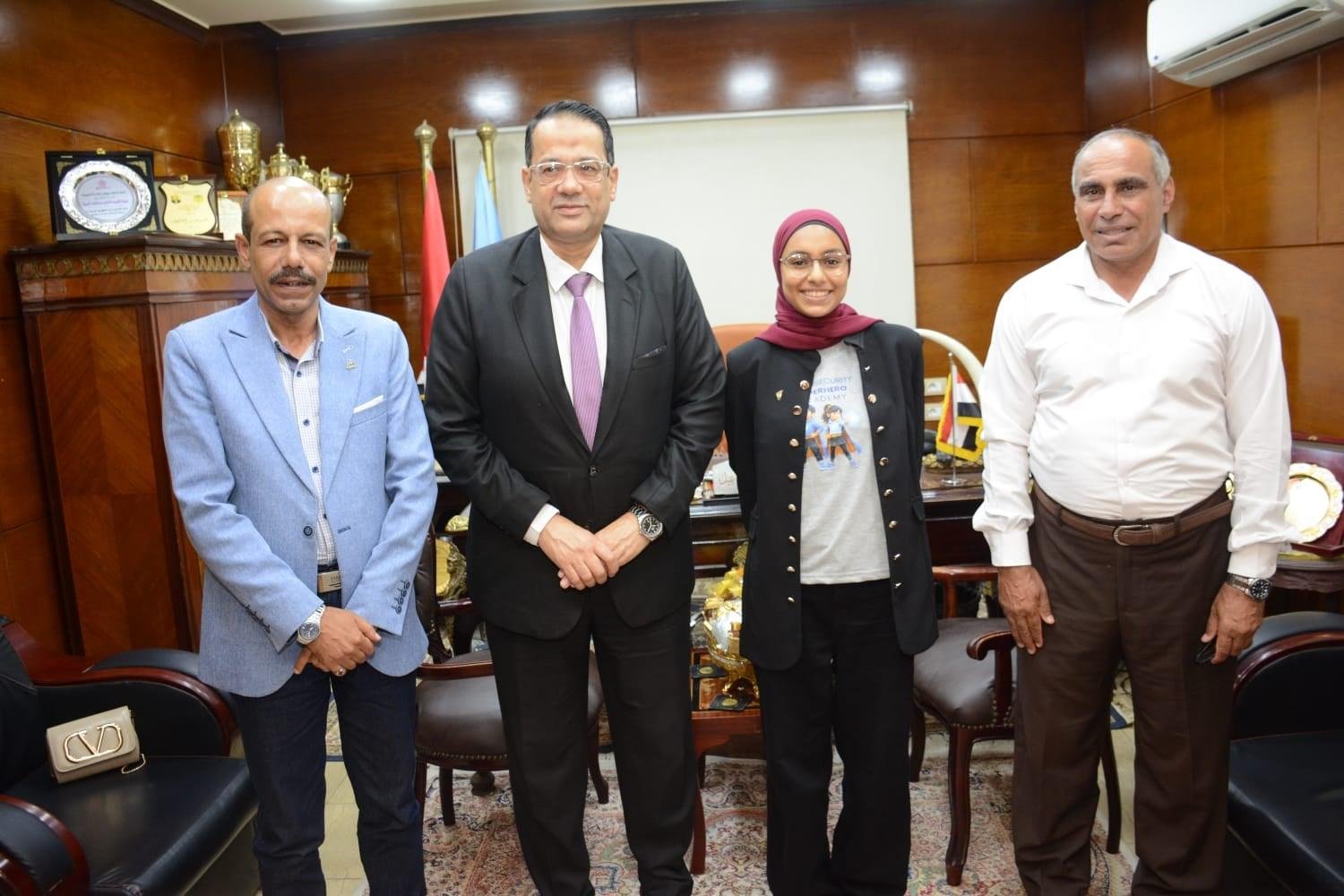 وكيل التعليم بالغربية يكرم الطالبة مريم لفوزها بالمركز الأول في مسابقة الطالب والطالبة المثالية