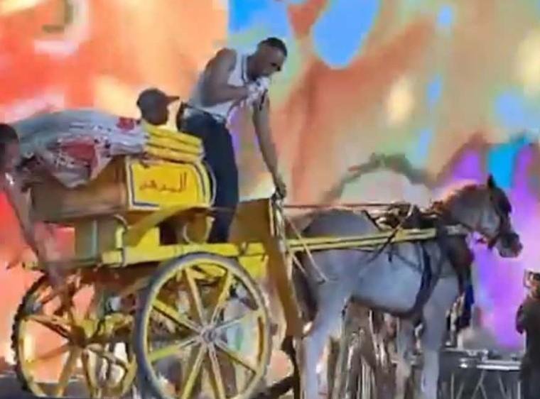 محمد رمضان يدخل حفله في الساحل الشمالي على متن حنطور