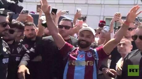 تركيا.. وصول محمد صلاح إلى إسطنبول مرتديا زي نادي "طرابزون سبور"