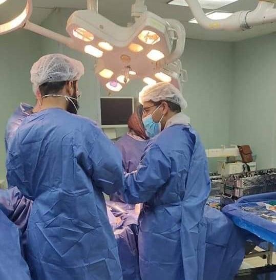 جراحة دقيقة بمستشفى منشية البكري العام تعيد طفلًا للمشي بعد اعوجاج شديد بالساقين