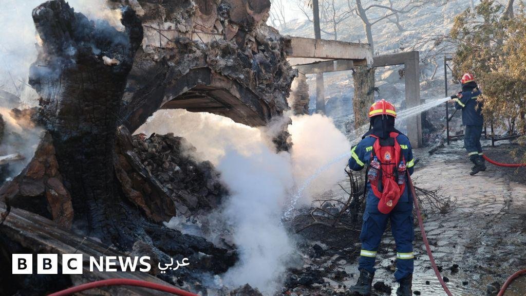مقتل شخصين وإجلاء المئات إثر اندلاع حريقين في جزيرة يونانية