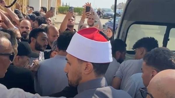 حزن وصدمة تامر حسني خلال جنازة والده.. شاهد