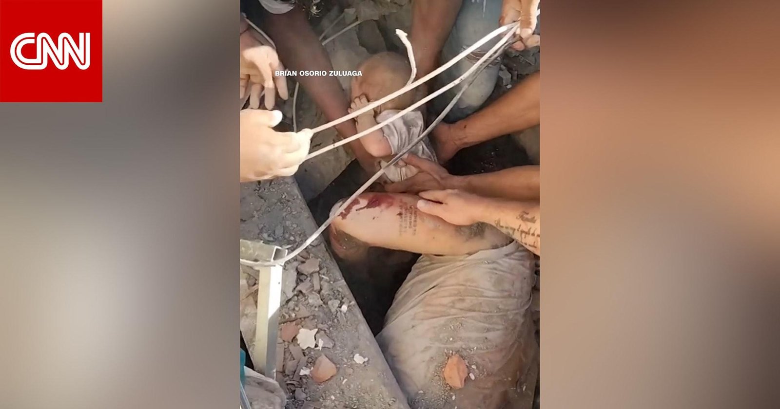 زلزال كولومبيا.. لحظات مؤثرة لانتشال رضيع حي من تحت أنقاض مبنى منهار