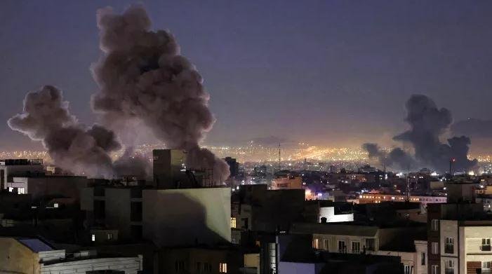 ما سبب التوقف المفاجئ للضربات الأمريكية على إيران الليلة الماضية؟