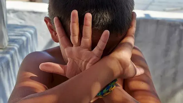 من التبول اللاإرادي إلى الموت.. القصة الكاملة لتعذيب الطفل فارس بشبرا الخيمة