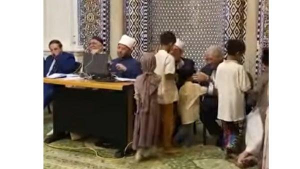 أطفال يحرصون على السلام على وزير الأوقاف والمفتي السابق والعلماء في رحاب الحسين