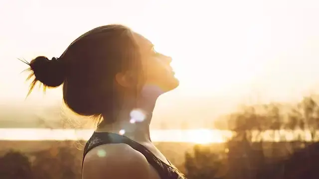 هل التعرض المفرط للشمس يضعف مناعة الجلد؟