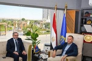 محافظ أسوان يبحث مع وفد هيئة التأمين الصحي الشامل رفع رضا المواطنين عن الخدمات الصحية