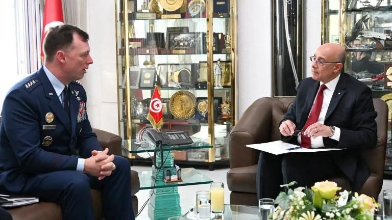 قائد أفريكوم يبحث مع وزير الدفاع التونسي تعزيز التعاون العسكري